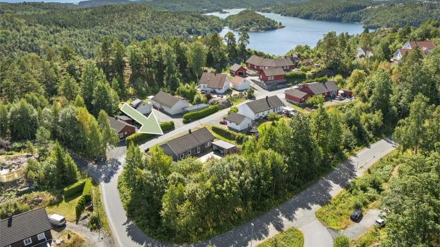 Velkommen til Valbergheia 9- innholdsrik enebolig med 3 soverom beliggende i populært boligområde.