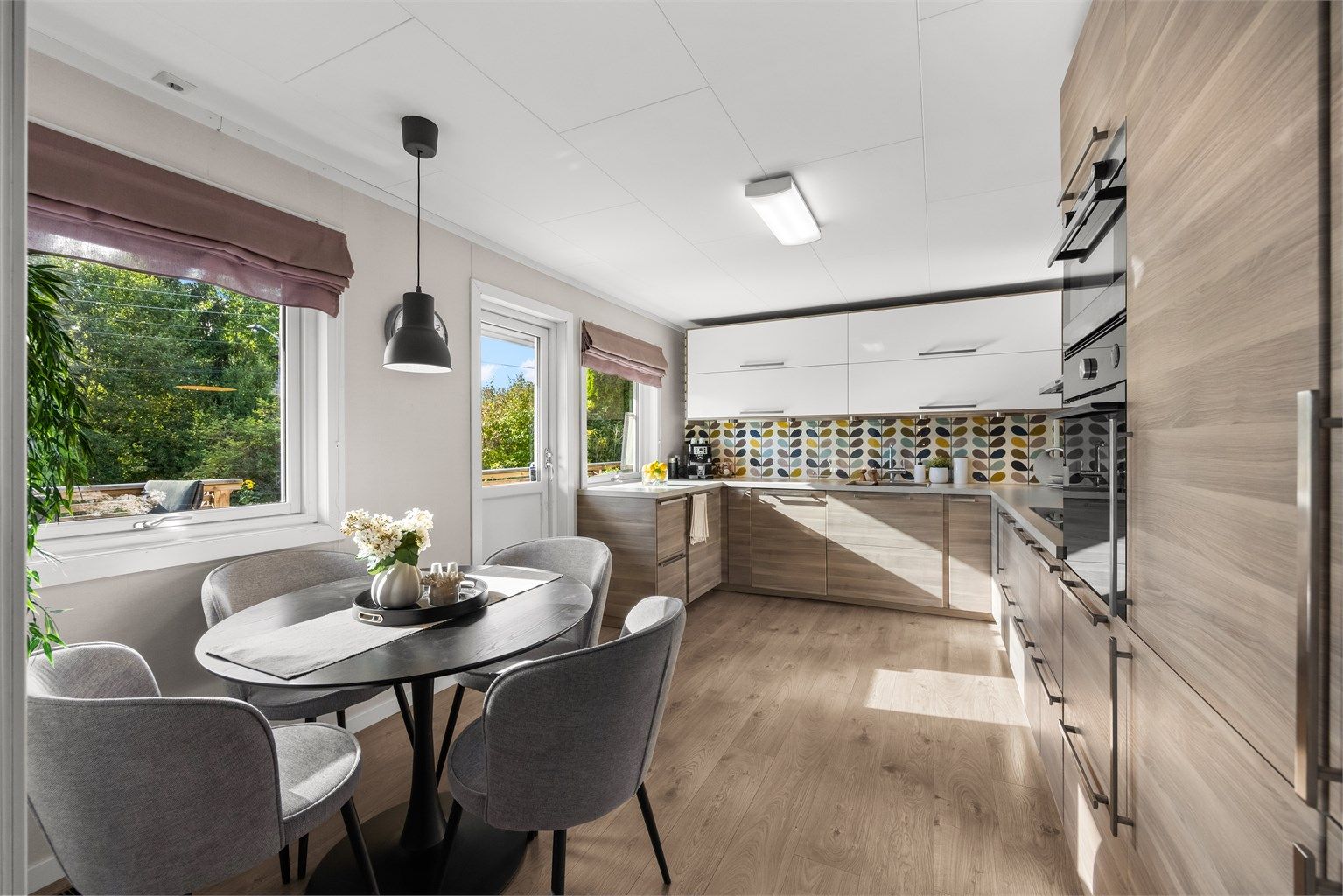Kjøkkenet fra 2014 har spiseplass og utgang til terrassen.