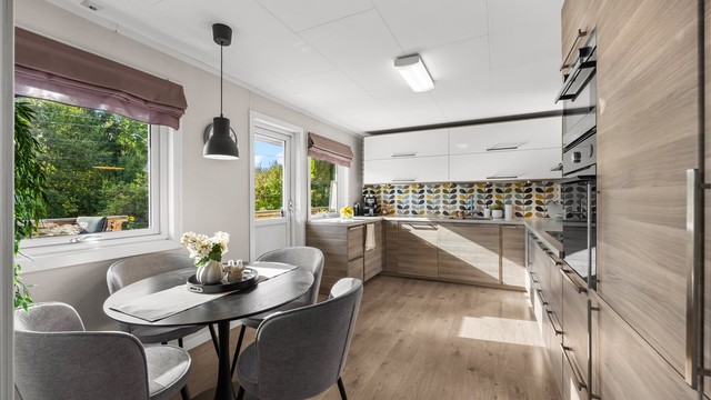Kjøkkenet fra 2014 har spiseplass og utgang til terrassen.