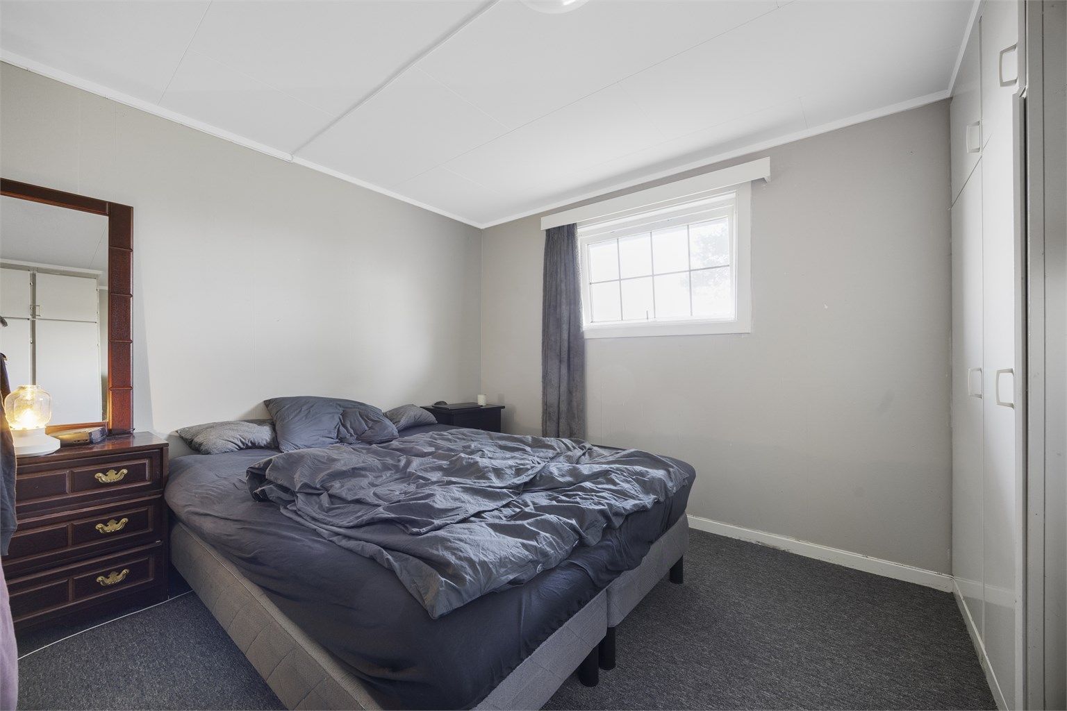 Innredet rom i underetasjen med plass til dobbeltseng og garderobeløsning.