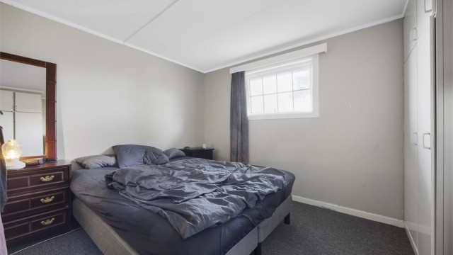 Innredet rom i underetasjen med plass til dobbeltseng og garderobeløsning.