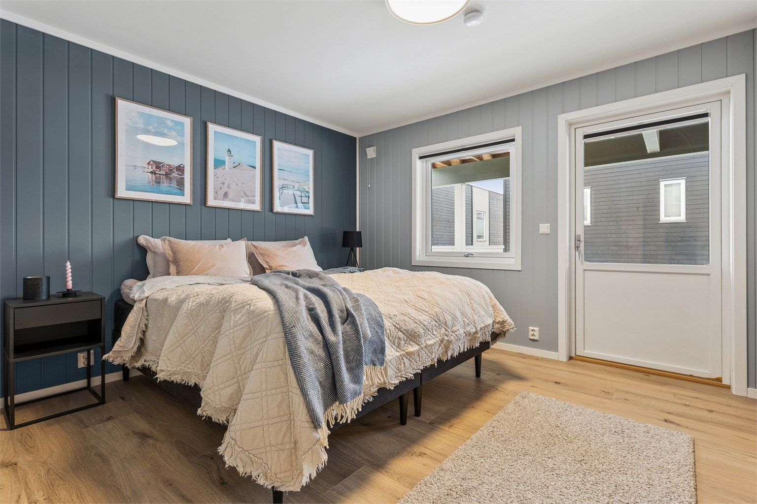 Hovedsoverommet er av svært god størrelse med god plass til dobbeltseng i tillegg til den store garderoberekken. Her har man egen adkomst ut til en koselig platting.