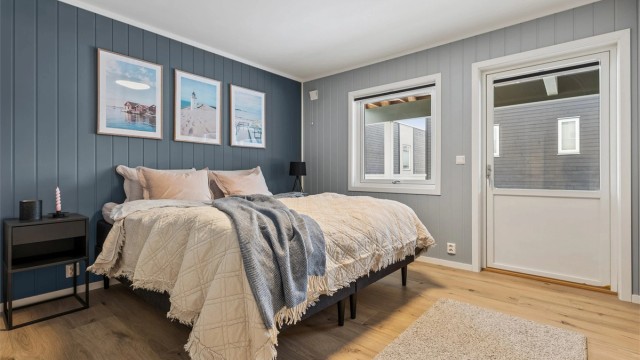 Hovedsoverommet er av svært god størrelse med god plass til dobbeltseng i tillegg til den store garderoberekken. Her har man egen adkomst ut til en koselig platting.