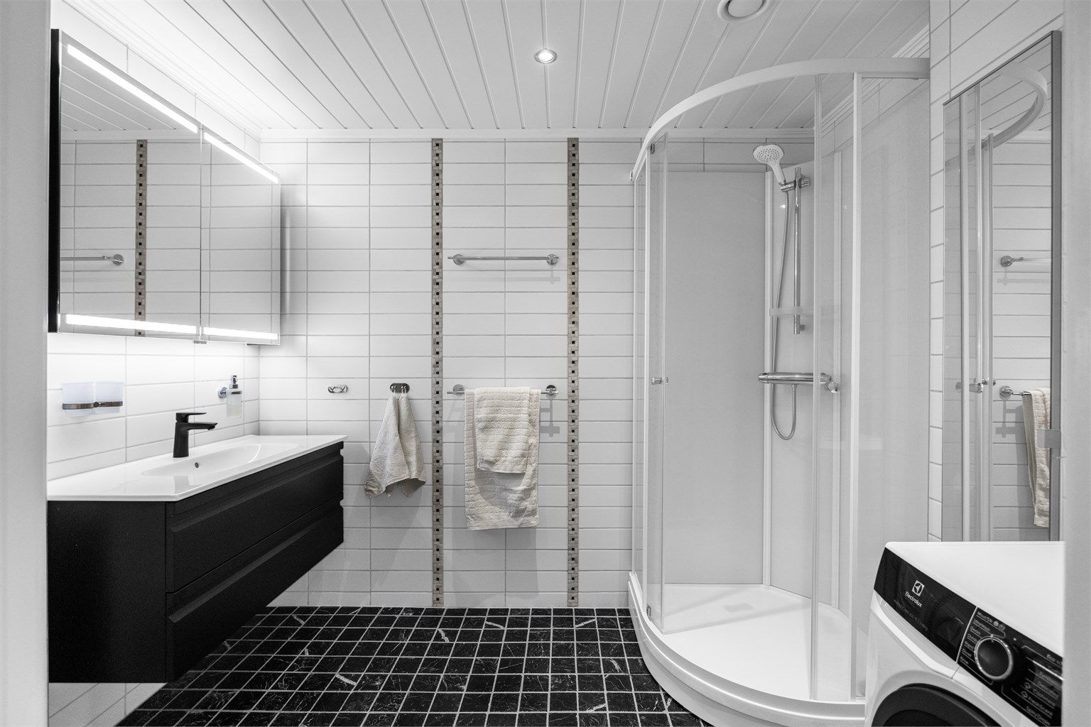 Badet er romslig og lyst og har dusjkabinett, wc, servant og opplegg for vaskemaskin (TG 3 er satt på rommet etter helhetsvurdering)