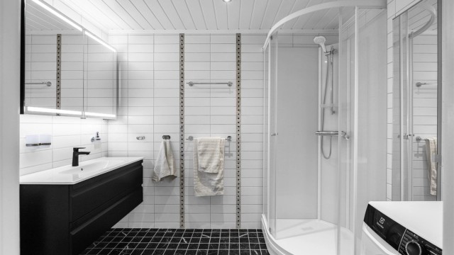 Badet er romslig og lyst og har dusjkabinett, wc, servant og opplegg for vaskemaskin (TG 3 er satt på rommet etter helhetsvurdering)