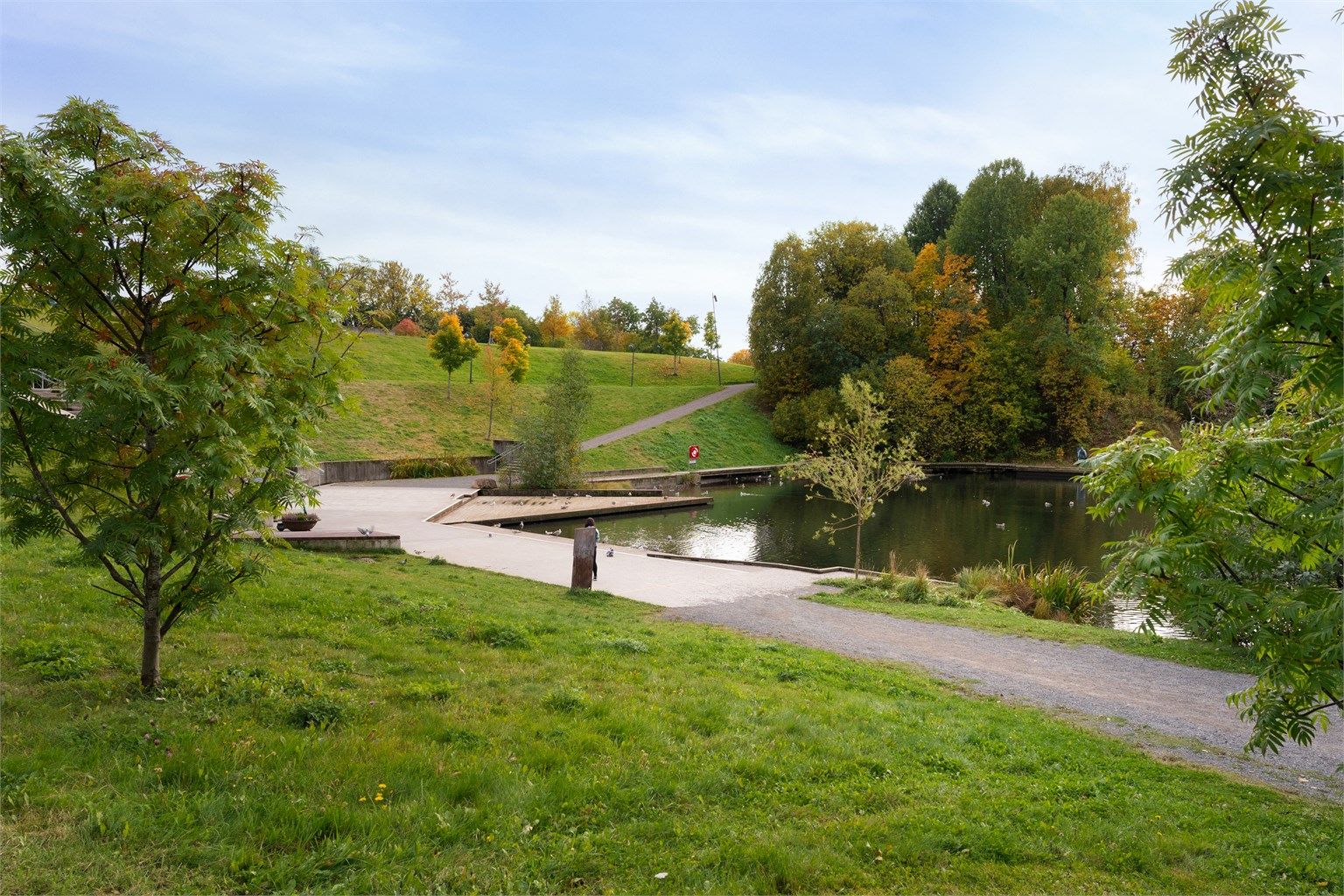 Grorudparken har fine turveier og grøntområder rundt Groruddammen og langs Alnaelva. Parken passer godt til en rolig kveldstur, en løpetur eller et pusterom fra hverdagen, og den ligger rett i nabolaget.