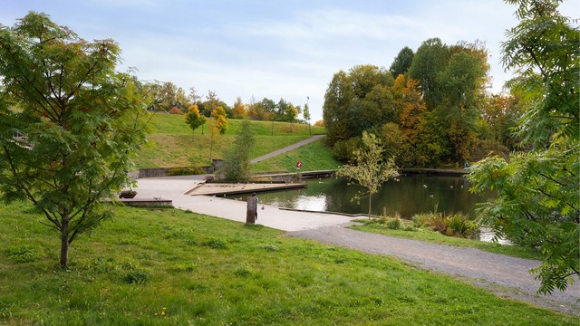Grorudparken har fine turveier og grøntområder rundt Groruddammen og langs Alnaelva. Parken passer godt til en rolig kveldstur, en løpetur eller et pusterom fra hverdagen, og den ligger rett i nabolaget.