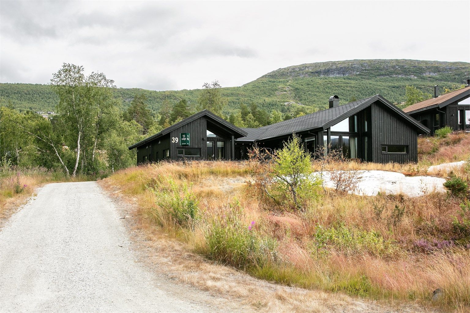 Tomten er opparbeidet og glir naturlig inn i omgivelsene.