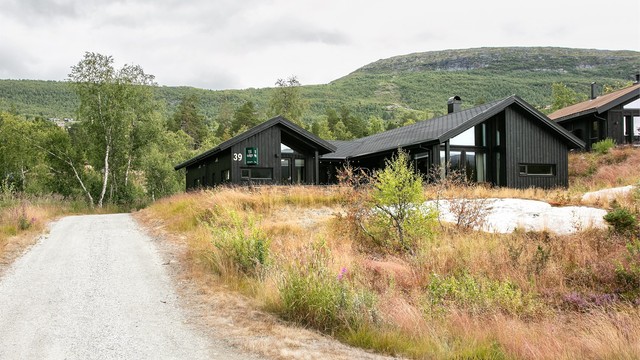Tomten er opparbeidet og glir naturlig inn i omgivelsene.