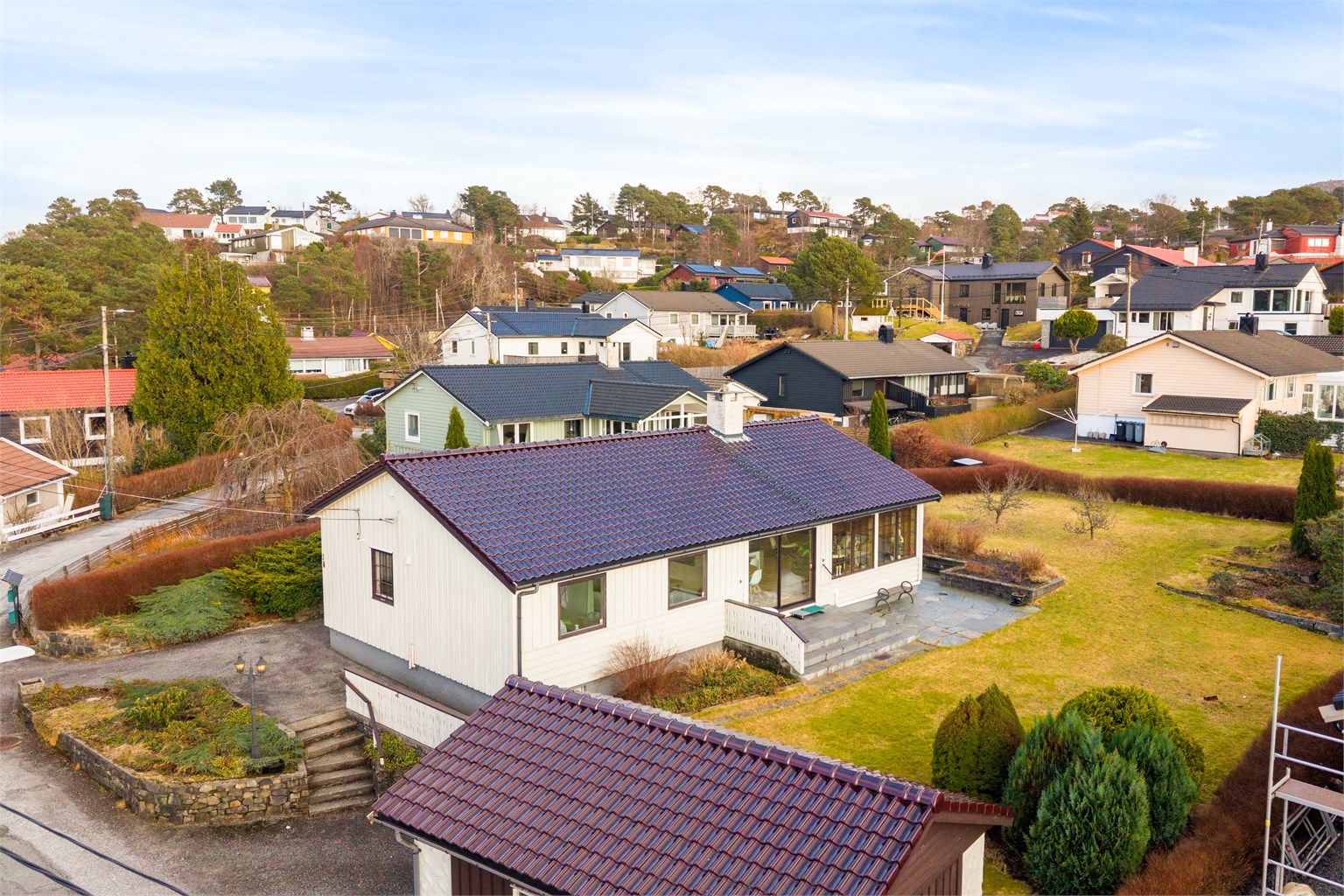 Ypperlig beliggenhet for barnefamilier med kort gangavstand til barnehage, skoler, butikk og busstopp med hyppige avganger.
