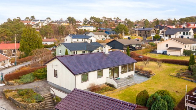Ypperlig beliggenhet for barnefamilier med kort gangavstand til barnehage, skoler, butikk og busstopp med hyppige avganger.
