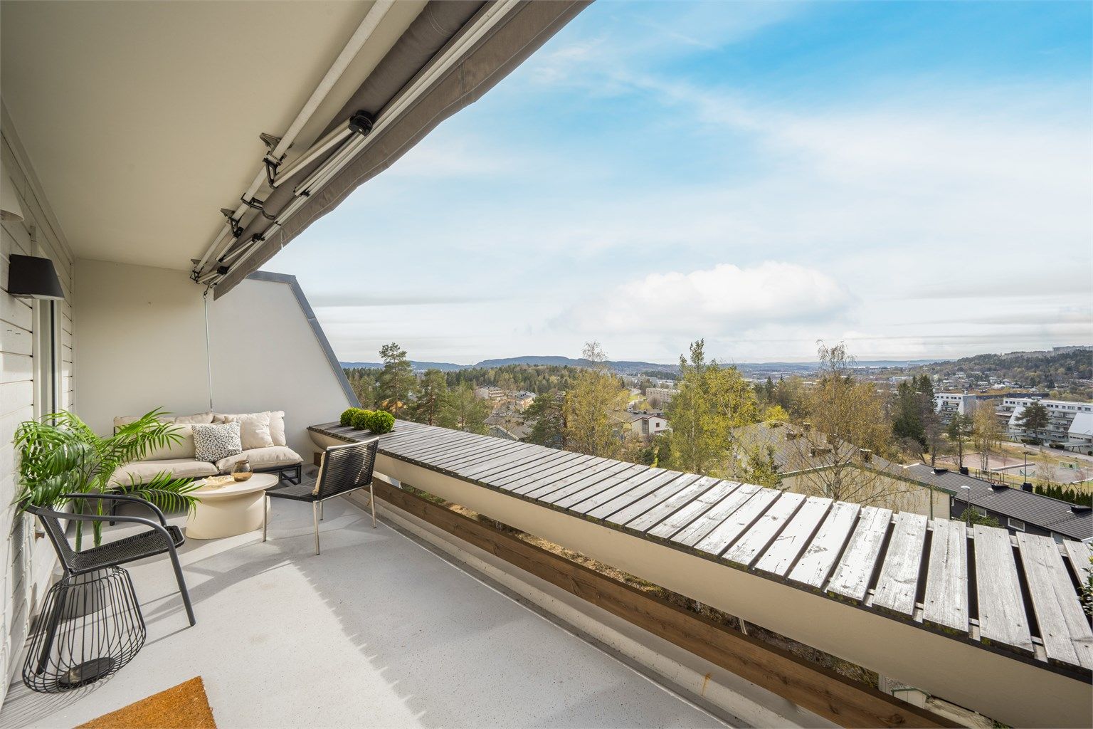 Den vestvendte terrassen er på hele 14 m² og har god plass til både sittegruppe og beplantning.