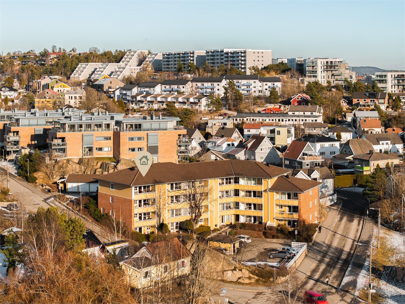 Leiligheten er gjennomgående i den vestre enden av øverste etasje. Dette er byggets kanskje beste plassering.