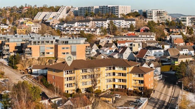 Leiligheten er gjennomgående i den vestre enden av øverste etasje. Dette er byggets kanskje beste plassering.