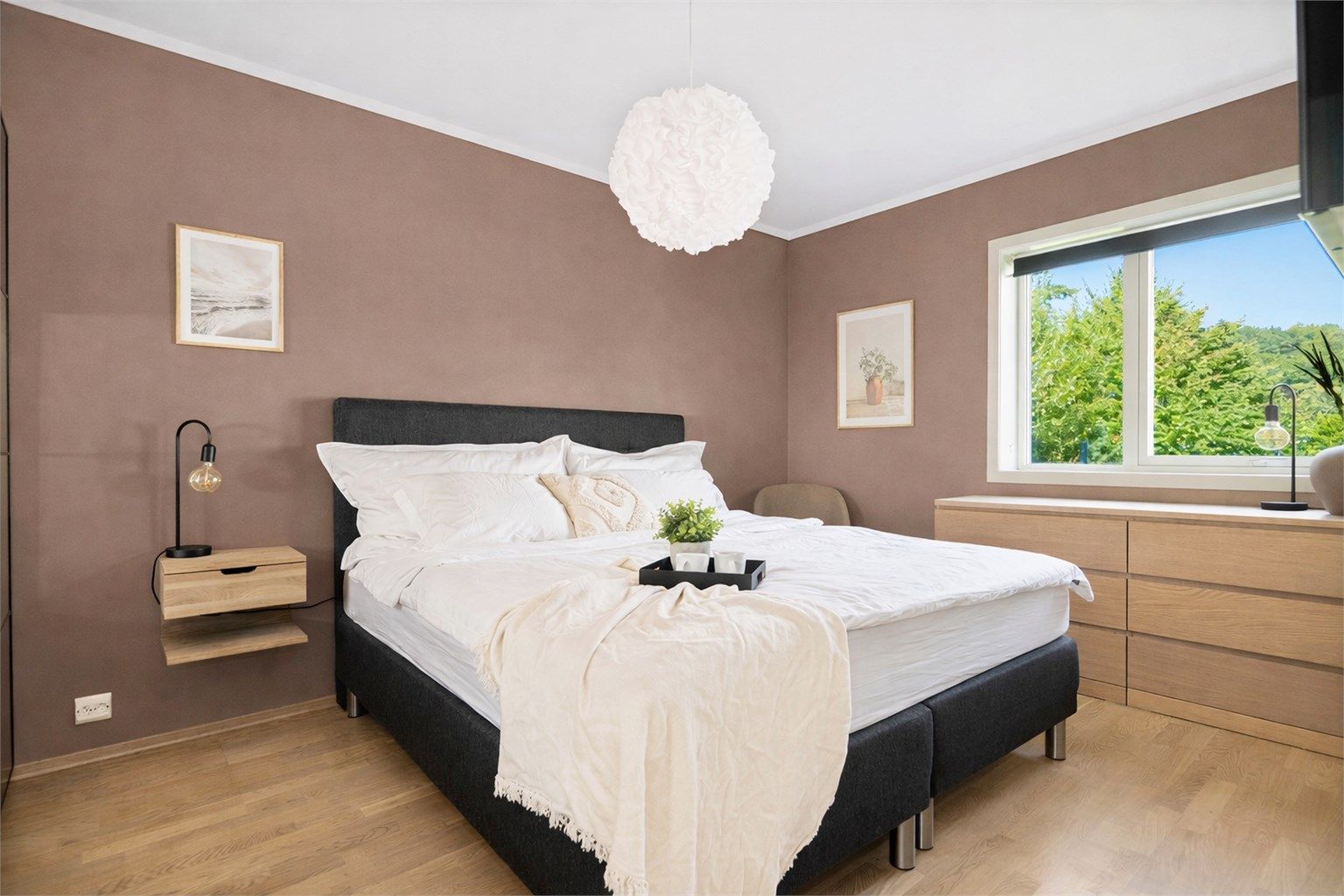 Hovedsoverommet er av god størrelse med plass til dobbeltseng, garderobe, kommode og tilhørende møblement. 