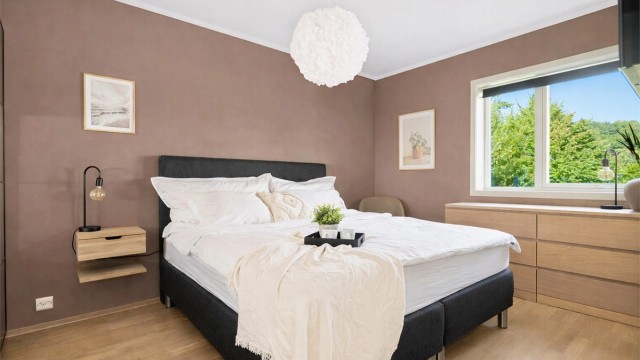 Hovedsoverommet er av god størrelse med plass til dobbeltseng, garderobe, kommode og tilhørende møblement.