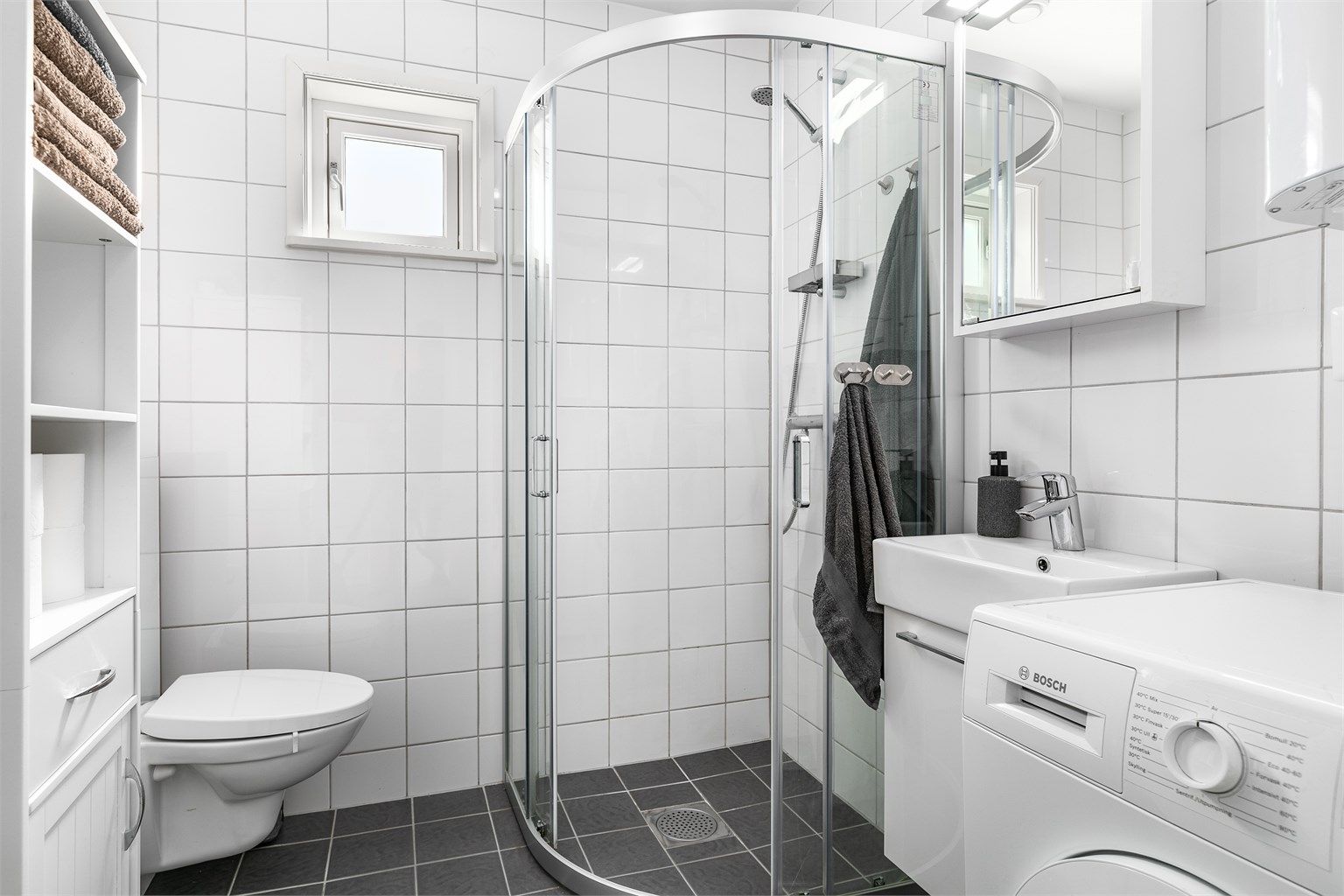 Badets gulv og vegger er flislagt. I gulvet er det varme.