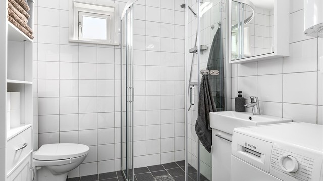 Badets gulv og vegger er flislagt. I gulvet er det varme.