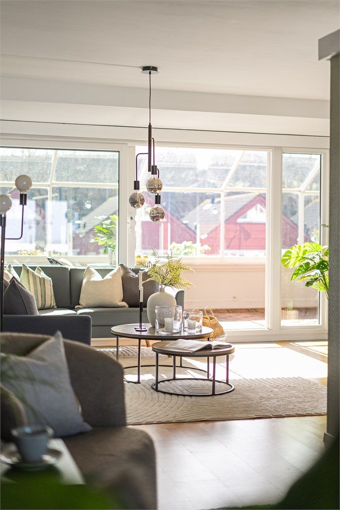 Det er utgang til sørvendt innglasset balkong fra stue.