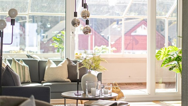 Det er utgang til sørvendt innglasset balkong fra stue.