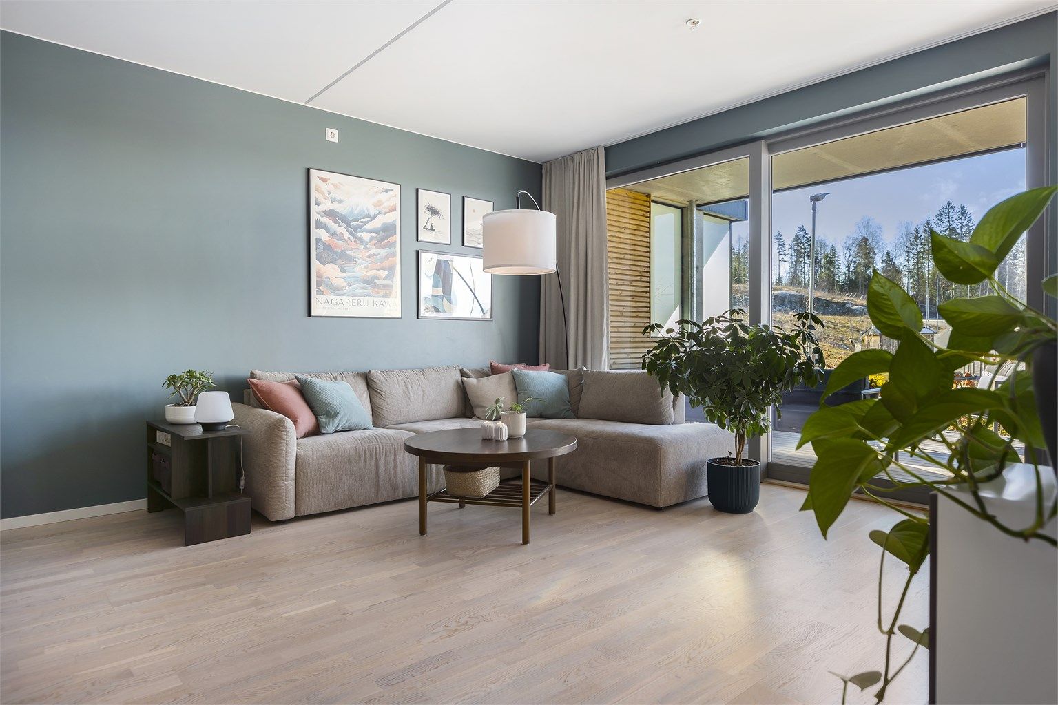 Gjennomgående parkett på gulv og malte veggflater gir et helhetlig og moderne uttrykk.