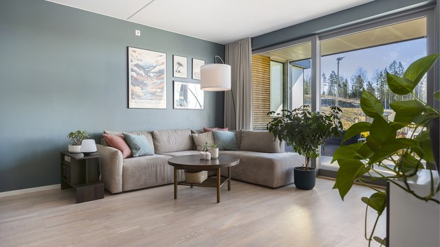 Gjennomgående parkett på gulv og malte veggflater gir et helhetlig og moderne uttrykk.