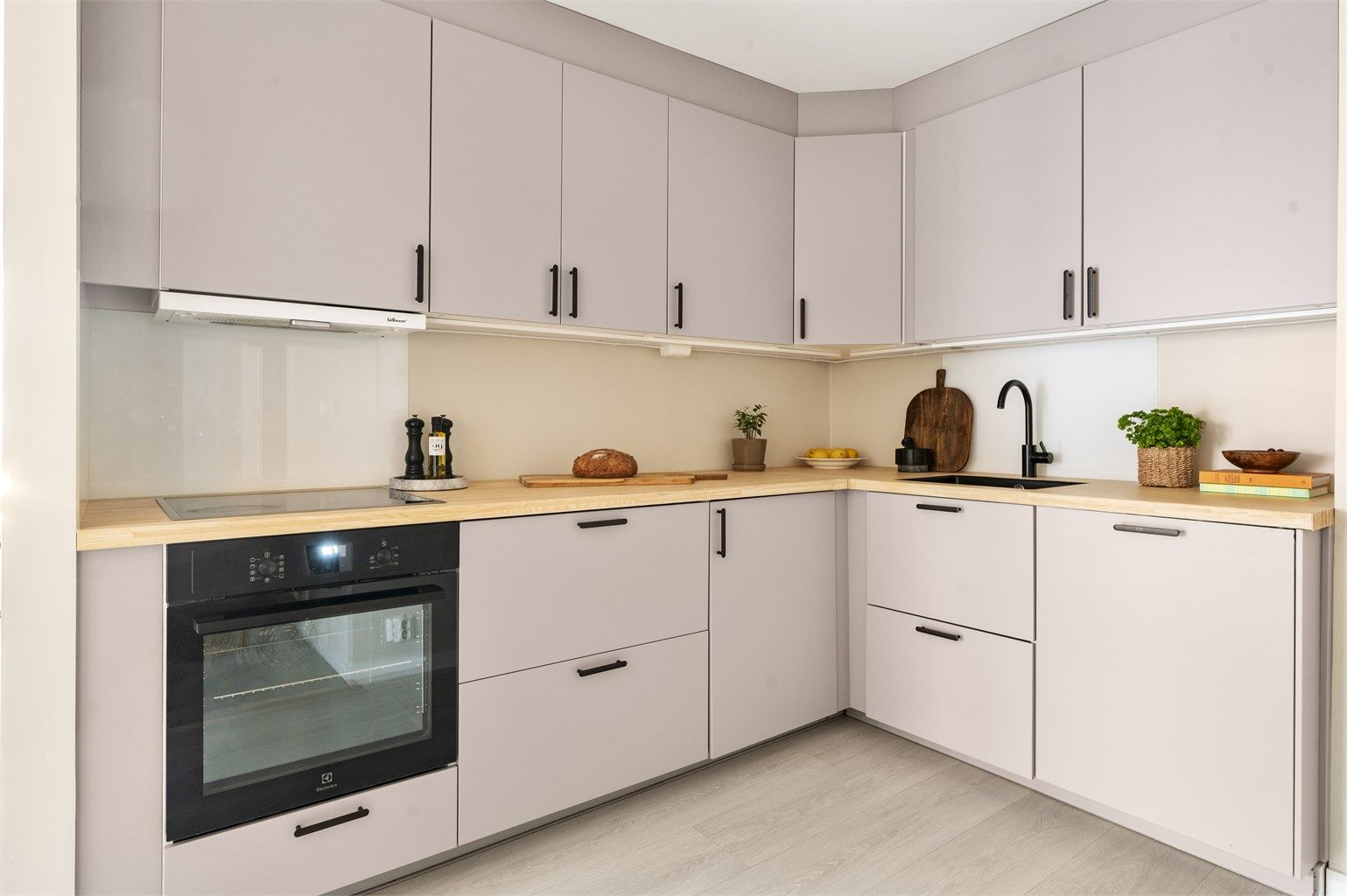 Innredningen har integrert oppvaskmaskin, stekeovn og induksjonstopp.