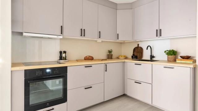 Innredningen har integrert oppvaskmaskin, stekeovn og induksjonstopp.