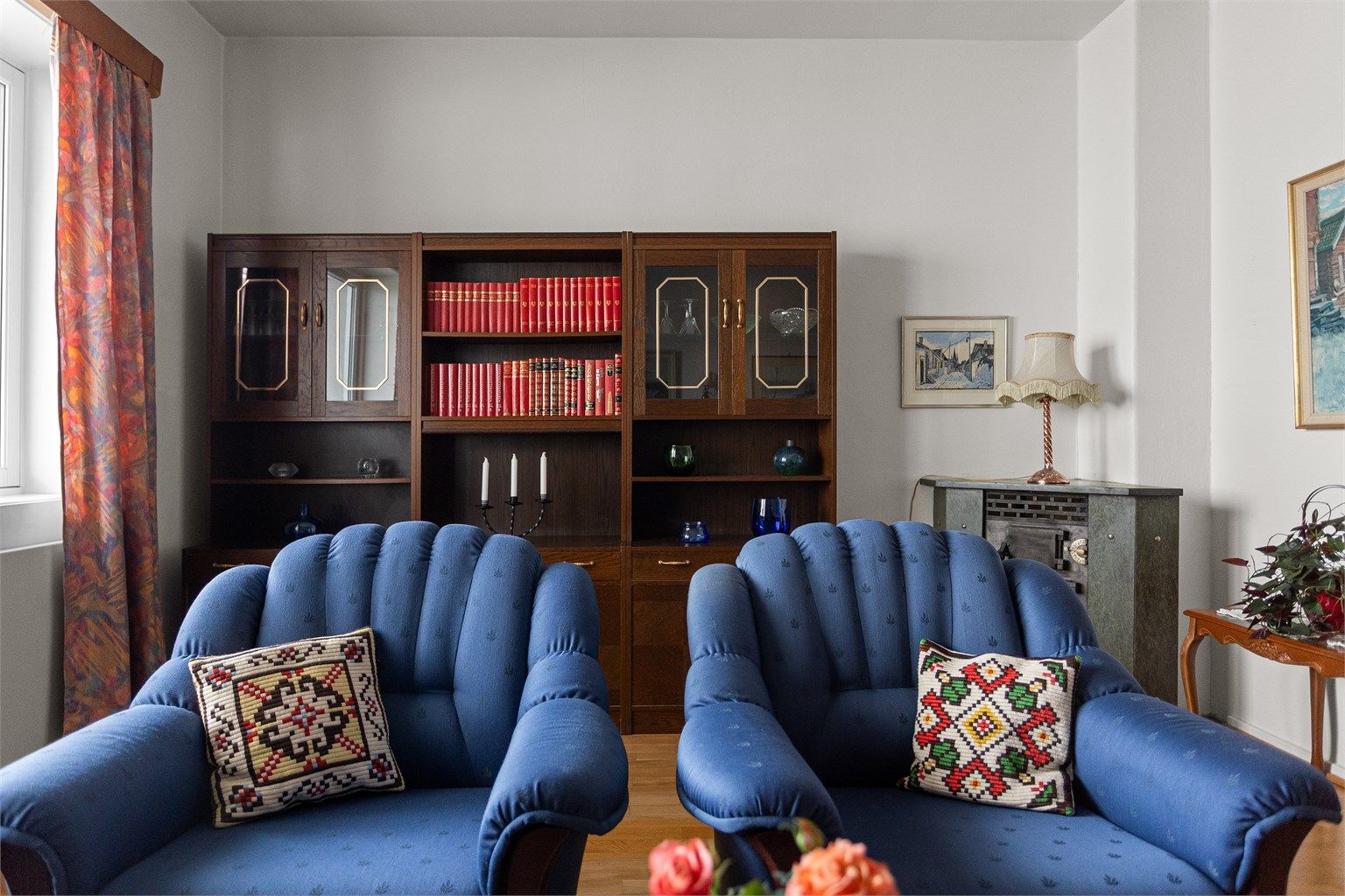 Rommet har direkte utgang til balkong, som gir en fin forlengelse av oppholdsrommet. 