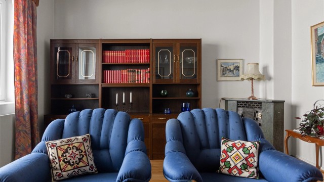 Rommet har direkte utgang til balkong, som gir en fin forlengelse av oppholdsrommet.