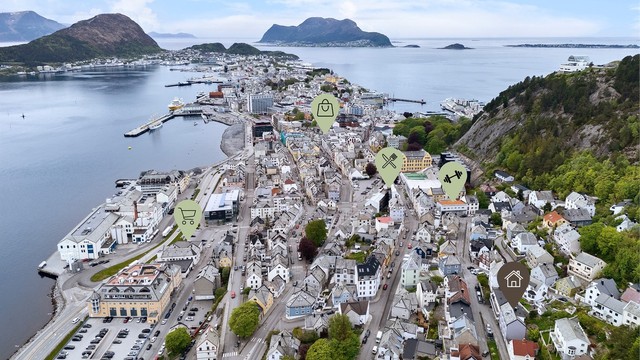 Ellers er det kort veg til både kollektivtransport, dagligvare, treningssenter, kjøpesenter og spisesteder