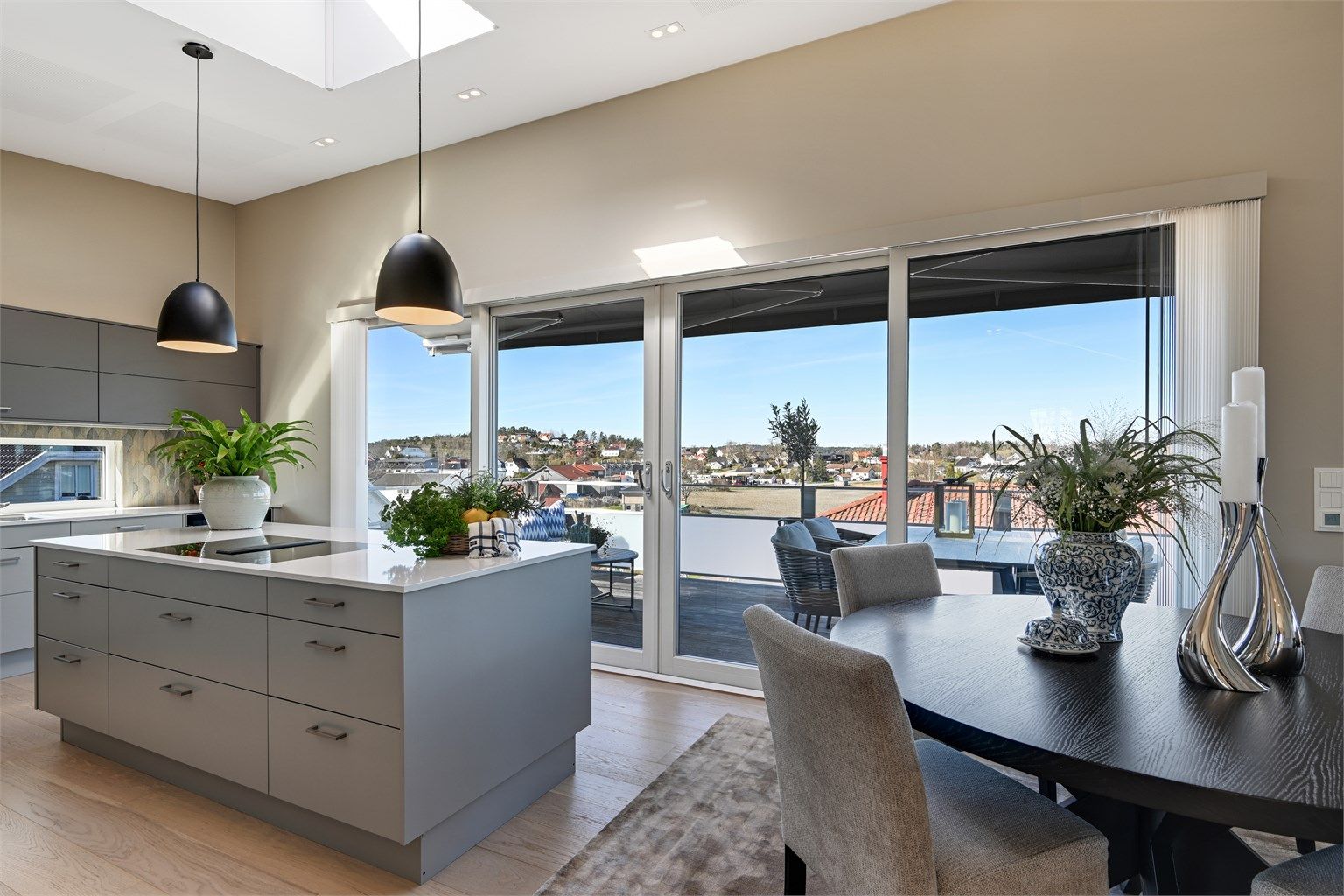 De store skyvedørene i glass visker ut skillet mellom inne og ute på varme dager.