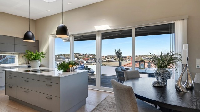 De store skyvedørene i glass visker ut skillet mellom inne og ute på varme dager.