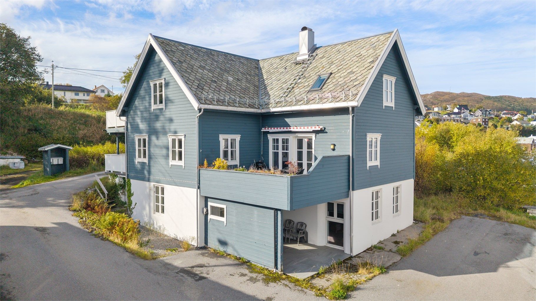 Eiendomsmegler Marit Stuen Aursnes har gleden av å presentere en Særpreget enebolig med utleiedel like ved sjøen på Ladeberget 2 på Valderøya
