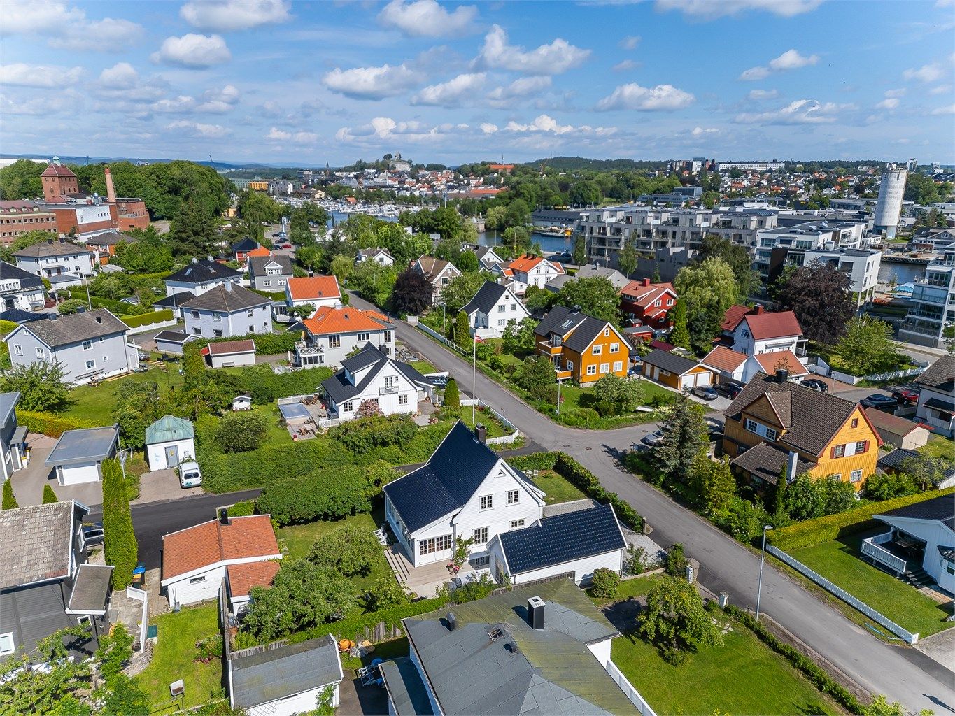 Denne plasseringen gir deg det beste av to verdener; nærhet til byen og den fredelige sjarmen i et stille nabolag.  