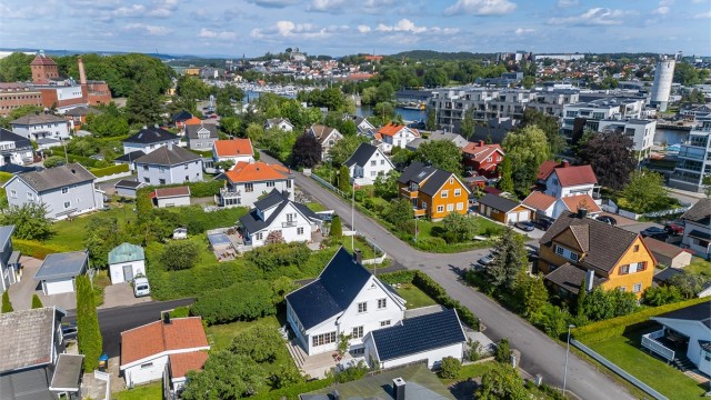 Denne plasseringen gir deg det beste av to verdener; nærhet til byen og den fredelige sjarmen i et stille nabolag.