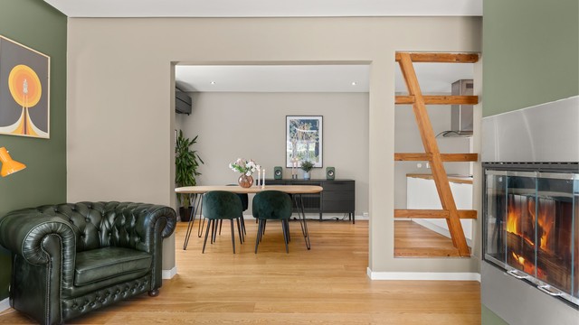Fra stuen ser man gjennom til spisestuen og kjøkkenet, noe som understreker den sosiale planløsningen.