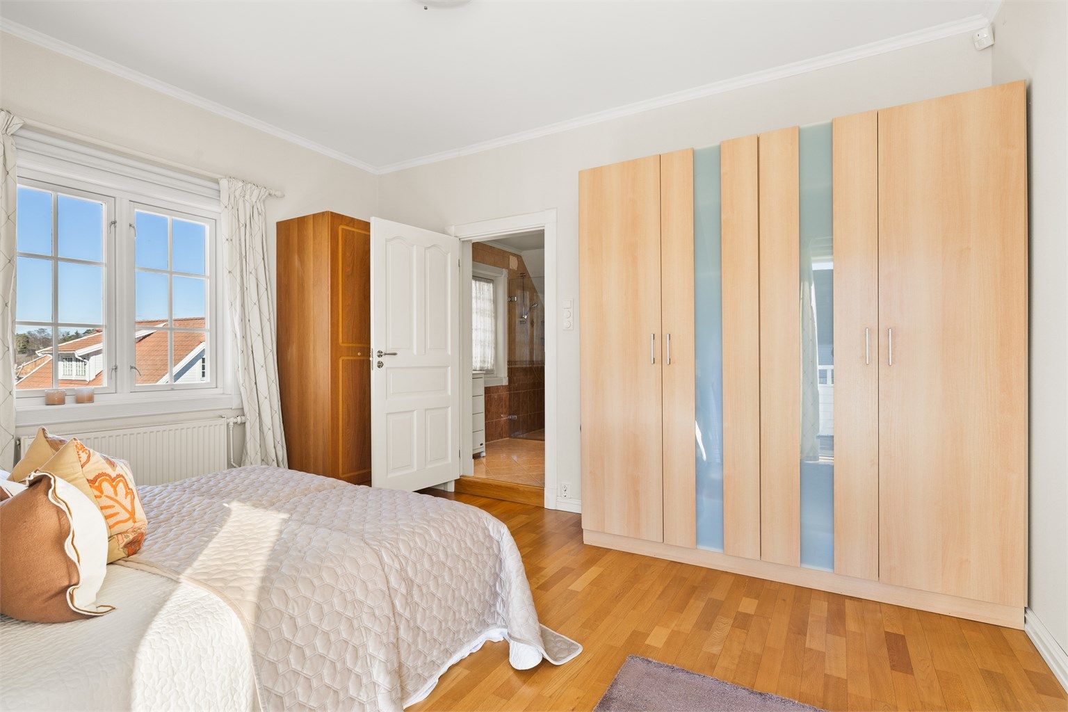 Fra soverom 1 er det direkte adkomst til badet (det er også adkomst til badet fra trappegangen)