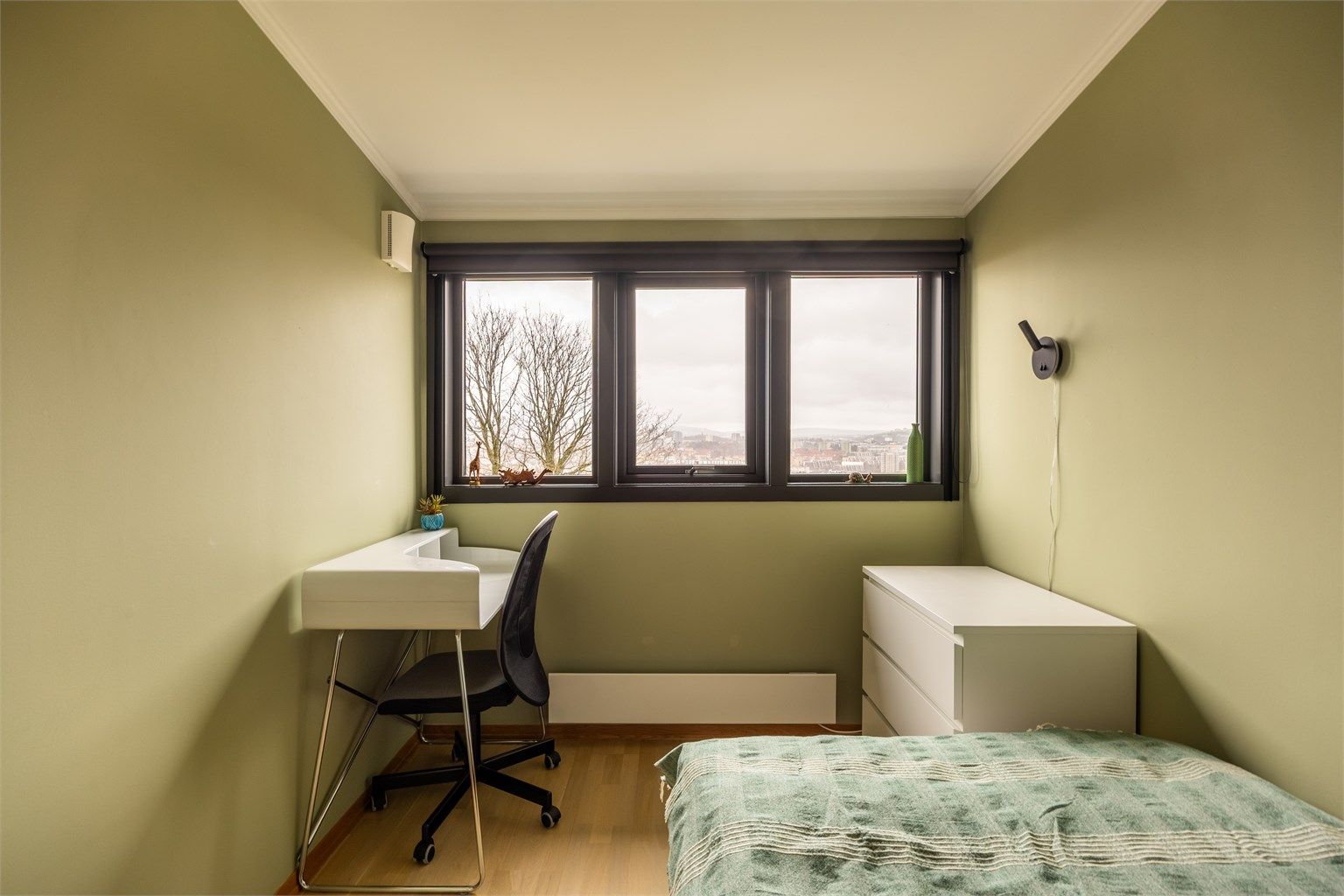 Også her er det nyslipt parkett og en veggventil montert i 2025 for frisk luft.