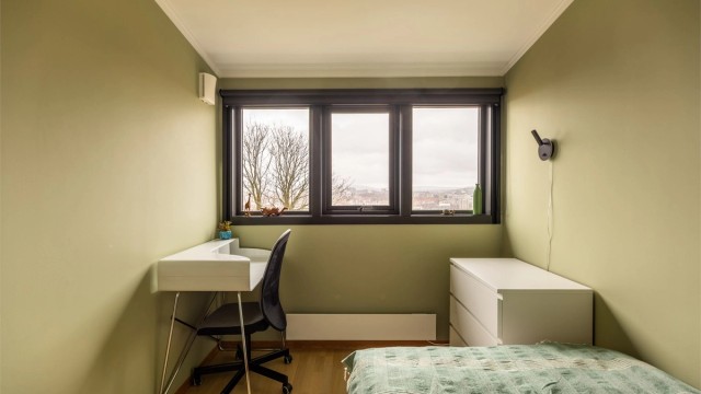 Også her er det nyslipt parkett og en veggventil montert i 2025 for frisk luft.