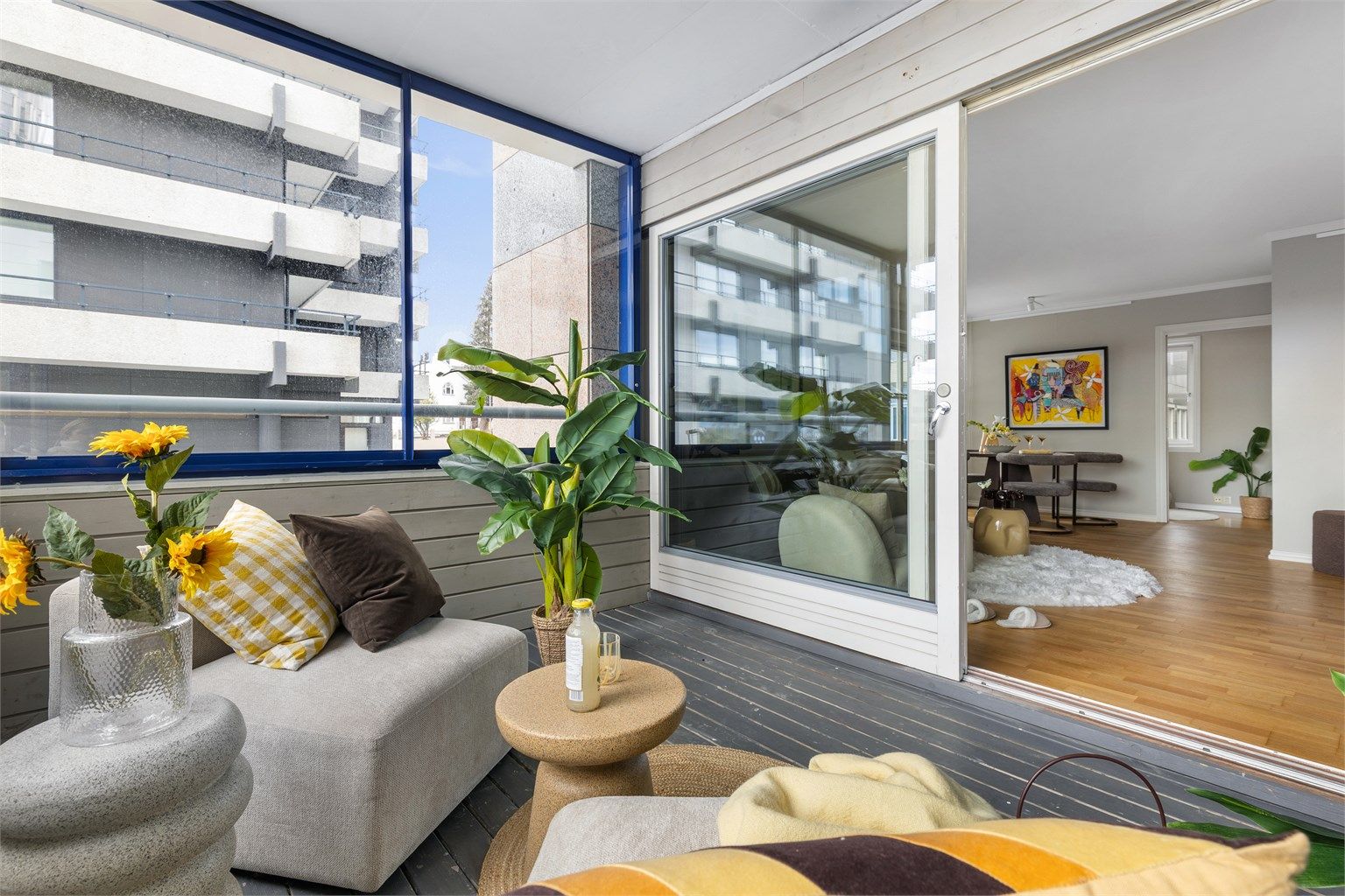 Fra stuen er det utgang til en innglasset balkong på 9 m². Dette blir et lunt og anvendelig uterom som forlenger sesongen betraktelig.