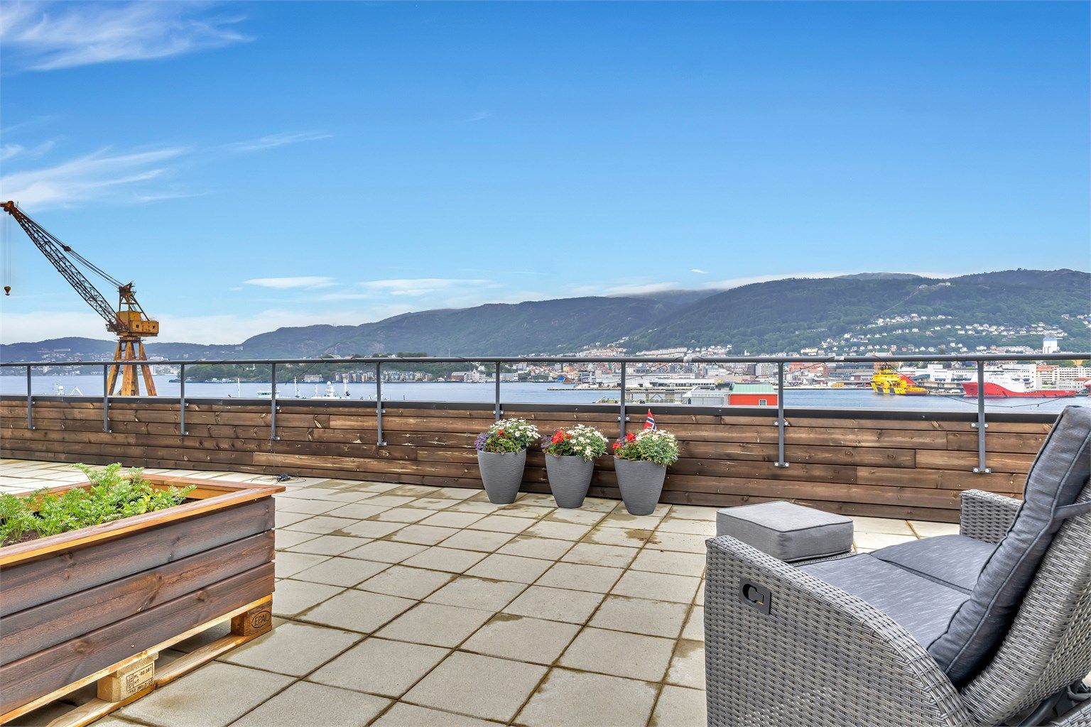 Nydelig panorama utsikt over Puddefjorden og mot byfjellene på borettslagets felles takterrasse.