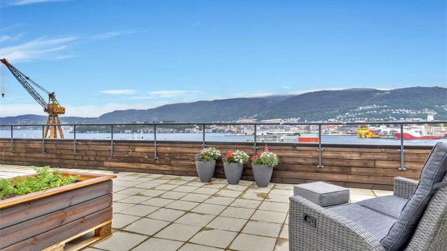 Nydelig panorama utsikt over Puddefjorden og mot byfjellene på borettslagets felles takterrasse.