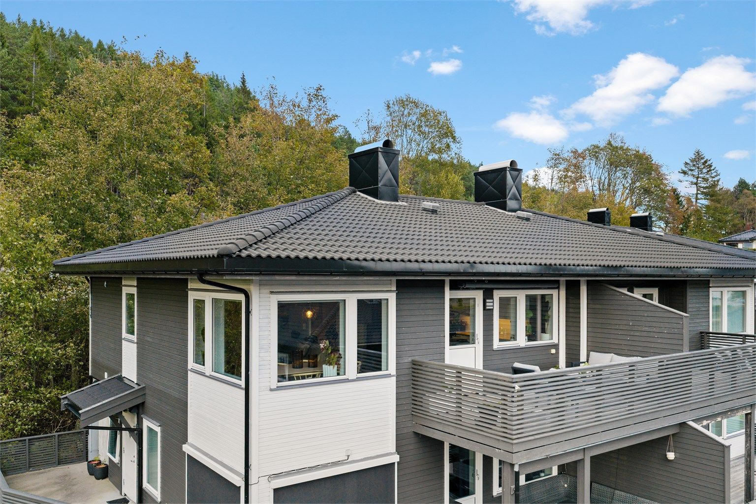 Leiligheten ligger i toppetasjen med egen skjermet balkong ut fra stuen.