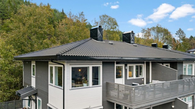 Leiligheten ligger i toppetasjen med egen skjermet balkong ut fra stuen.