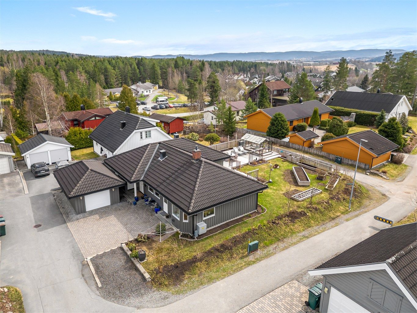 Praktisk enebolig med alt på ett plan, garasje og en tilnærmet flat tomt. 
Foto: Stine Prøitz Jørgensen