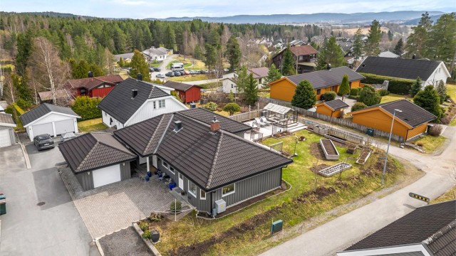 Praktisk enebolig med alt på ett plan, garasje og en tilnærmet flat tomt.
Foto: Stine Prøitz Jørgensen