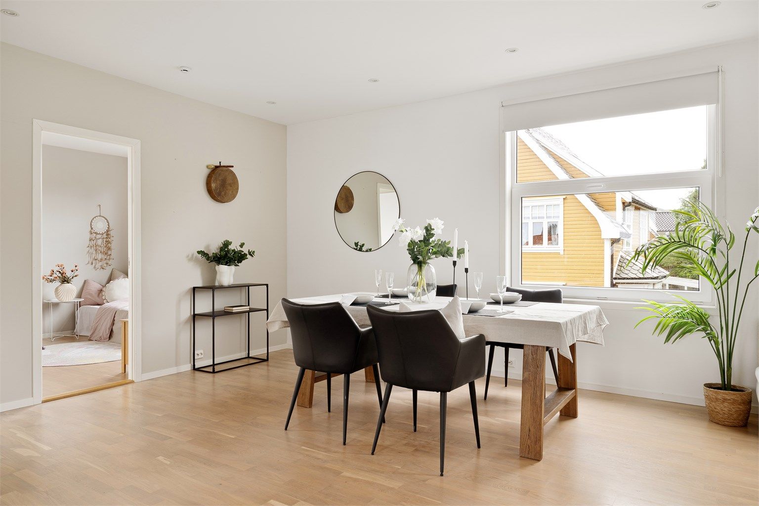 Leiligheten har stor og luftig stue med store vinduer som slipper inn naturlig lys. 