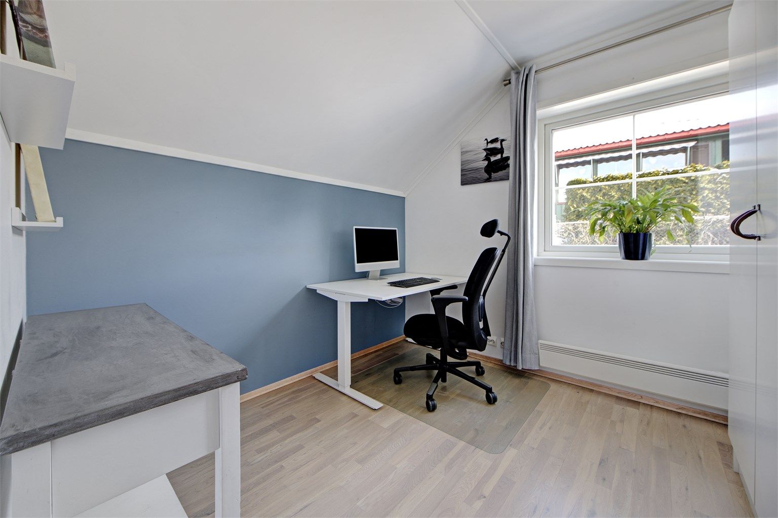 Det tredje soverommet passer fint som kontor eller barnerom. Her er det god plass til både seng og skrivebord, slik at man i en hektisk hverdag har mulighet til å ha et praktisk hjemmekontor.