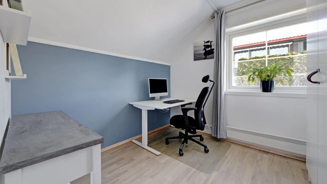 Det tredje soverommet passer fint som kontor eller barnerom. Her er det god plass til både seng og skrivebord, slik at man i en hektisk hverdag har mulighet til å ha et praktisk hjemmekontor.